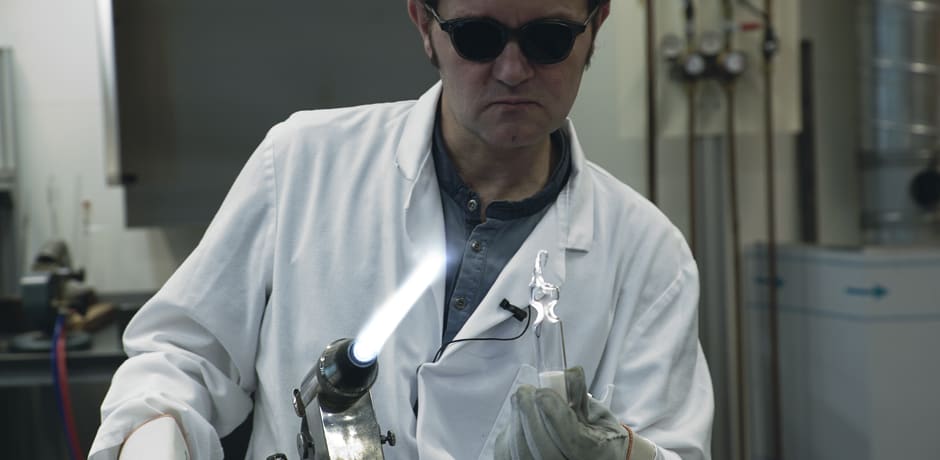 Wetenschappelijke glasblazers als Gertjan Bon zijn de afgelopen decennia tot een zeldzame species geworden. 